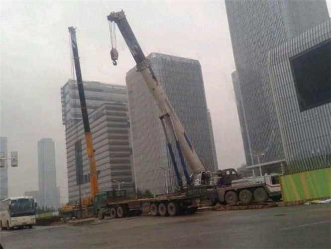 宽城区“自动找平”—— 吊车的 “平地神器” 技术